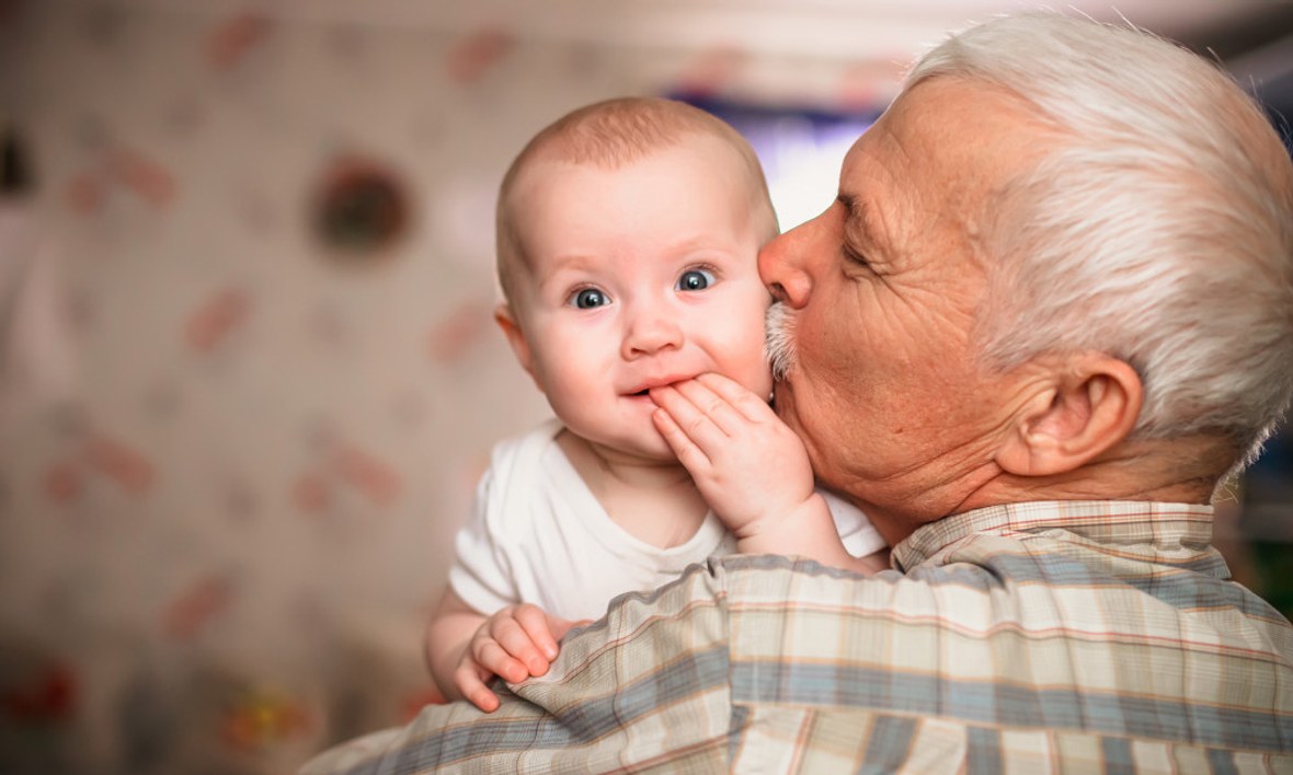 Opa hält Baby auf dem Arm