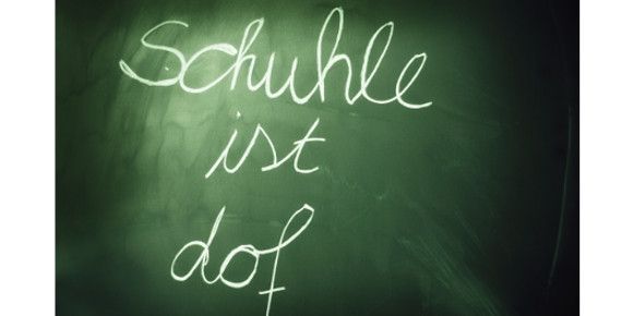 Tafel mit Kinderschrift und Rechtschreibfehlern