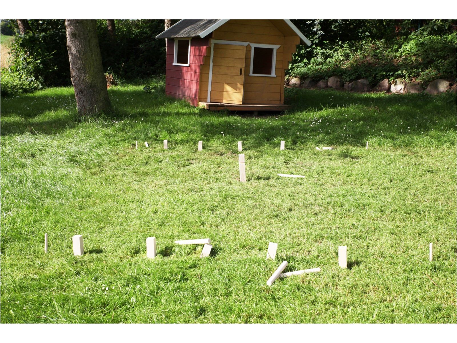 Winkingerschach Spiel ausgebreitet auf dem Rasen