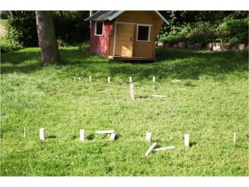 Winkingerschach Spiel ausgebreitet auf dem Rasen