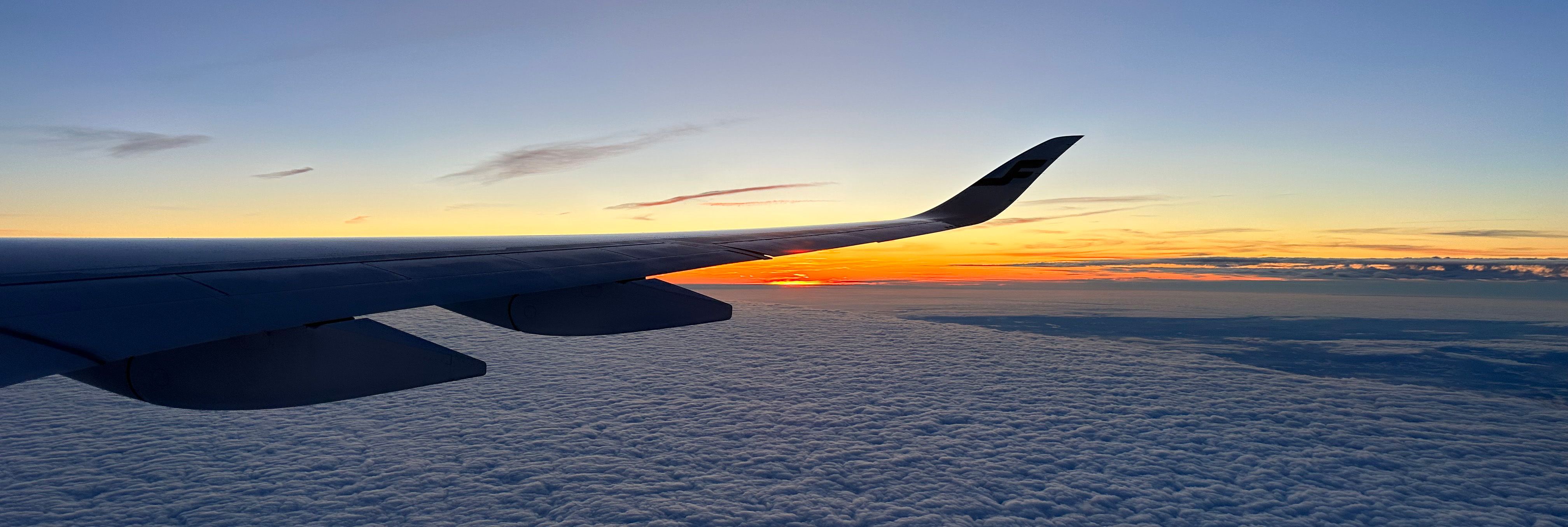 Flugzeug und die Sonne geht am Horizont auf