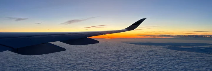 Flugzeug und die Sonne geht am Horizont auf
