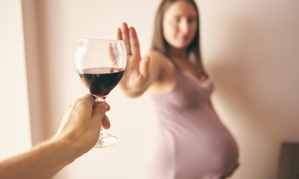 Schwangere lehnt Glas Wein ab