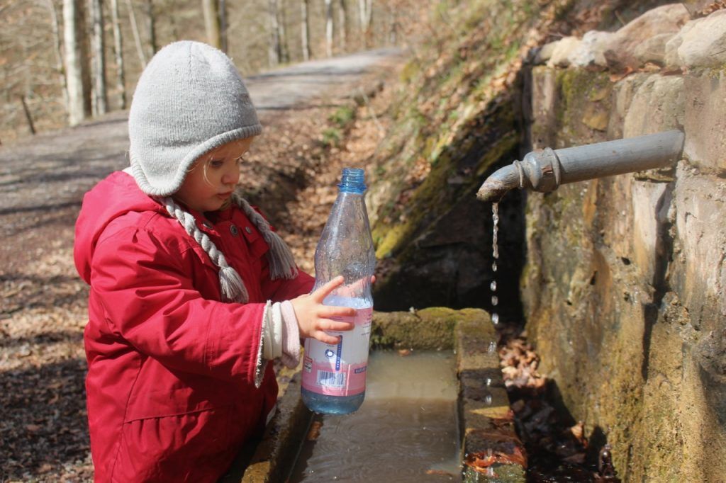 Osterquelle besuchen und Wasser abschöpfen