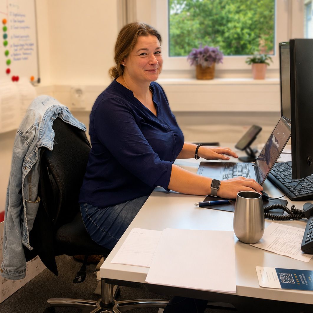 Esther Heide an ihrem Arbeitsplatz