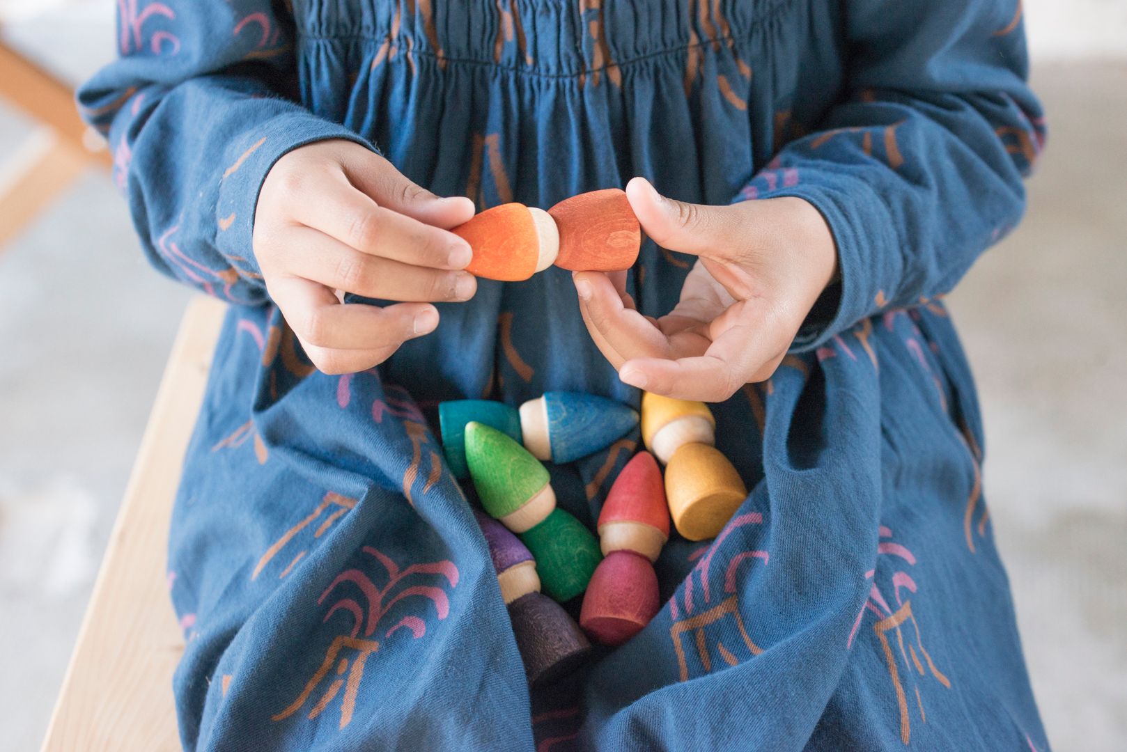 Kind hält Holzfiguren in der Hand