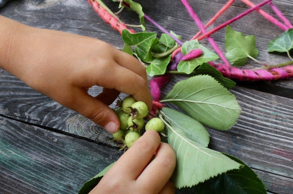 Kind bastelt Traumfänger