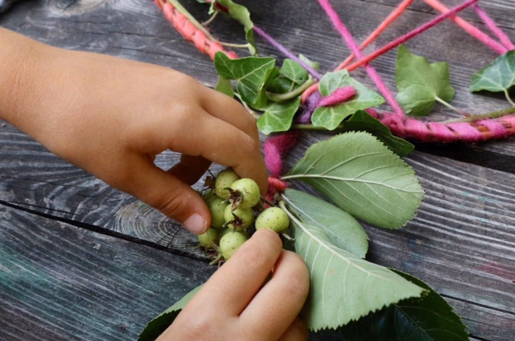Kind bastelt Traumfänger