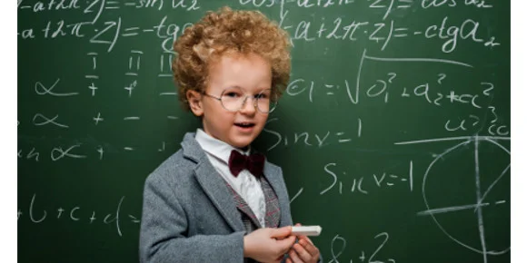 Hochbegabtes Kind steht vor Tafel mit komplizierten Formeln