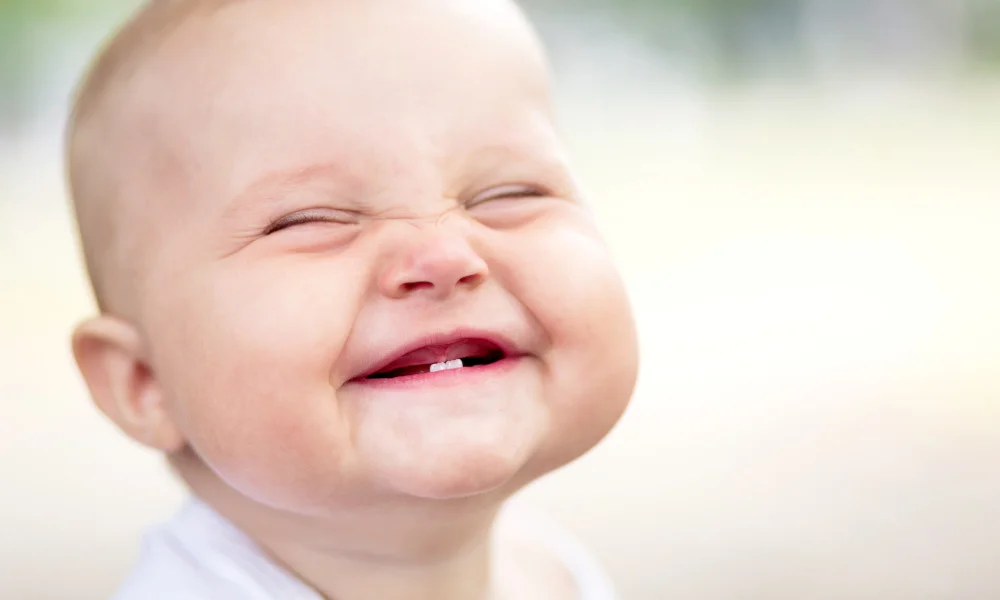 Baby mit zwei Zähnen