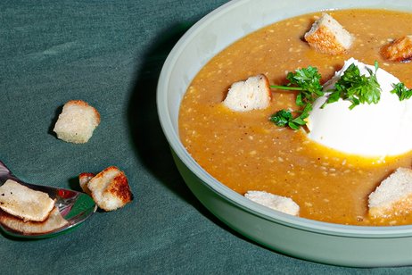 Süßkartoffel-Rote-Linsen-Suppe mit Croutons für die Familie