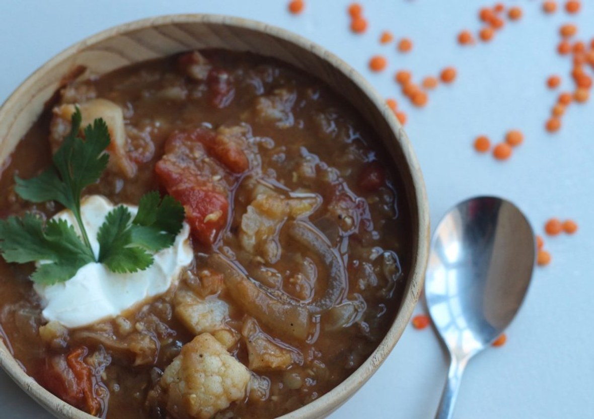 Kohlsuppe mit roten Linsen und Creme fraiche