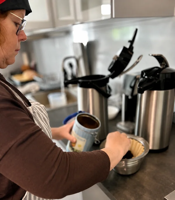 Martina macht Kaffee