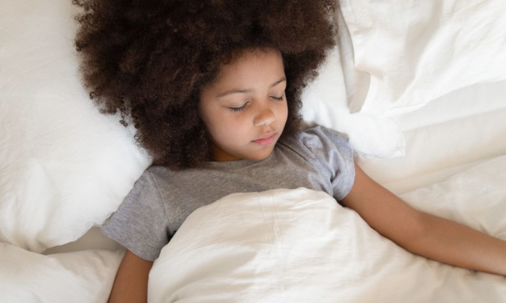 Mädchen schläft gut in ihrer Duo Bettdecke.