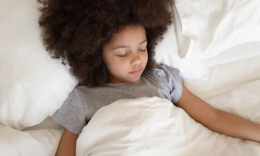 Mädchen schläft gut in ihrer Duo Bettdecke.