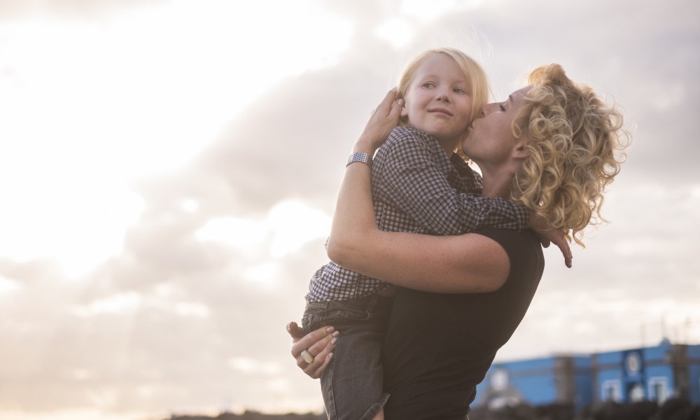 Mutter tröstet Kind