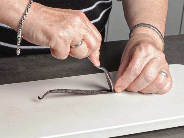 Vanille-Schote auskratzen