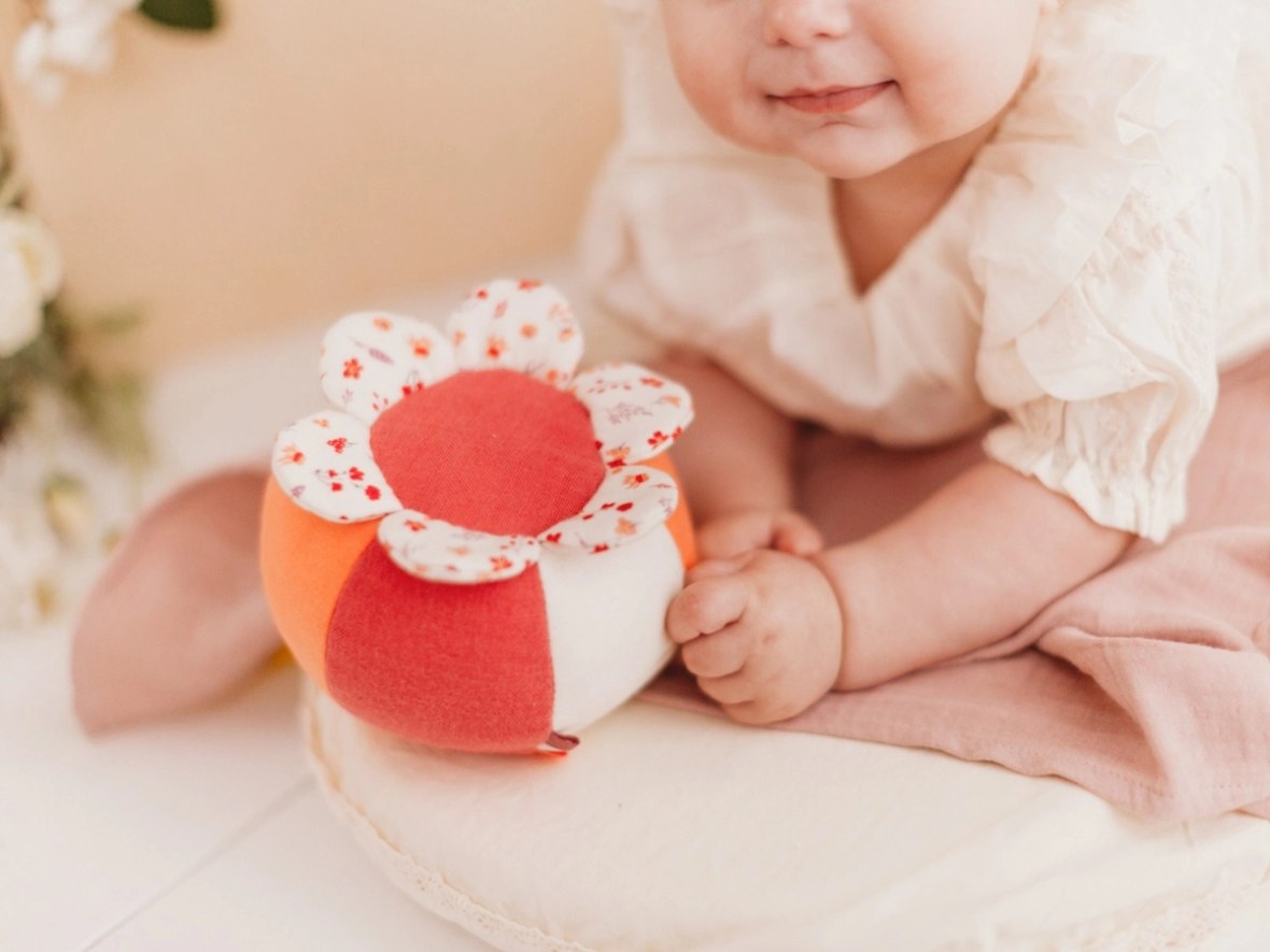 Baby spielt mit softem Ball