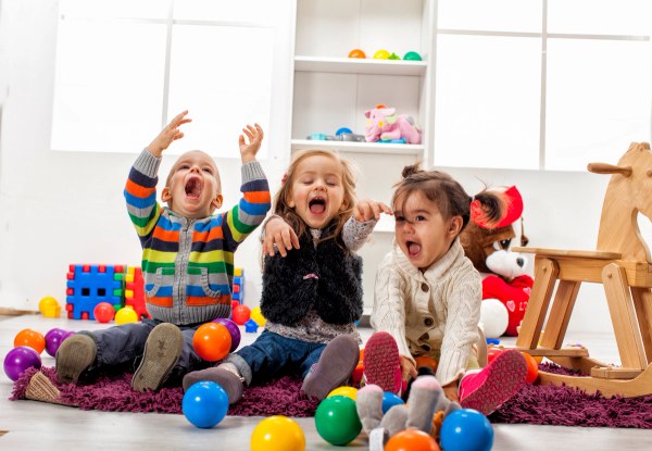 Kinder spielen im Zimmer 