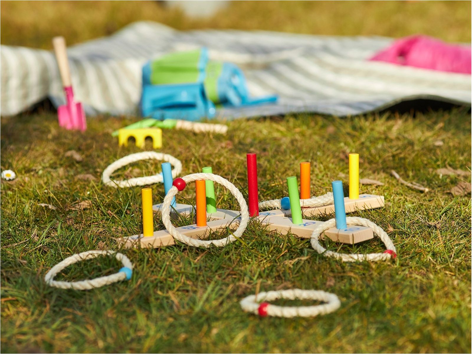 goki Kinder Ringwurfspiel aus Holz, 6 Sisalringe, teilweise bunt lackier