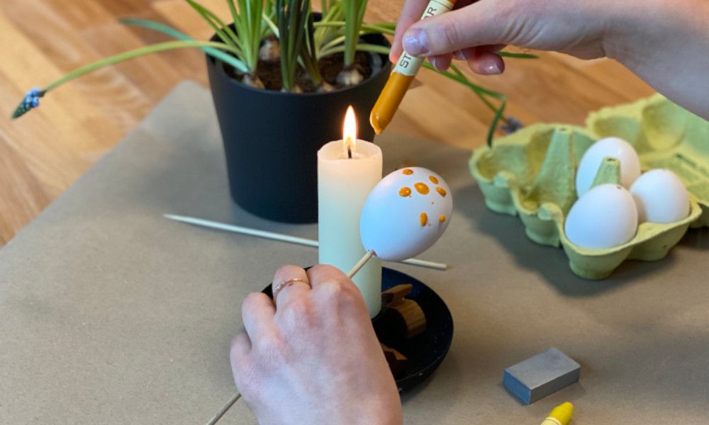 Mit ein bisschen Gefühl das Osterei mit Wachs versehen.
