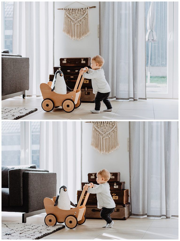 Kleinkind schiebt Lauflernwagen mit Pinguin