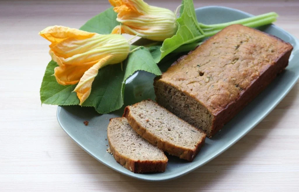 Köstlicher Zucchinikuchen ansprechend dekoriert