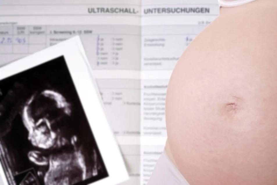 Dicker Babybauch mit Mutterschaftspass