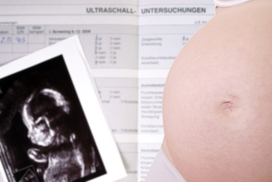 Dicker Babybauch mit Mutterschaftspass