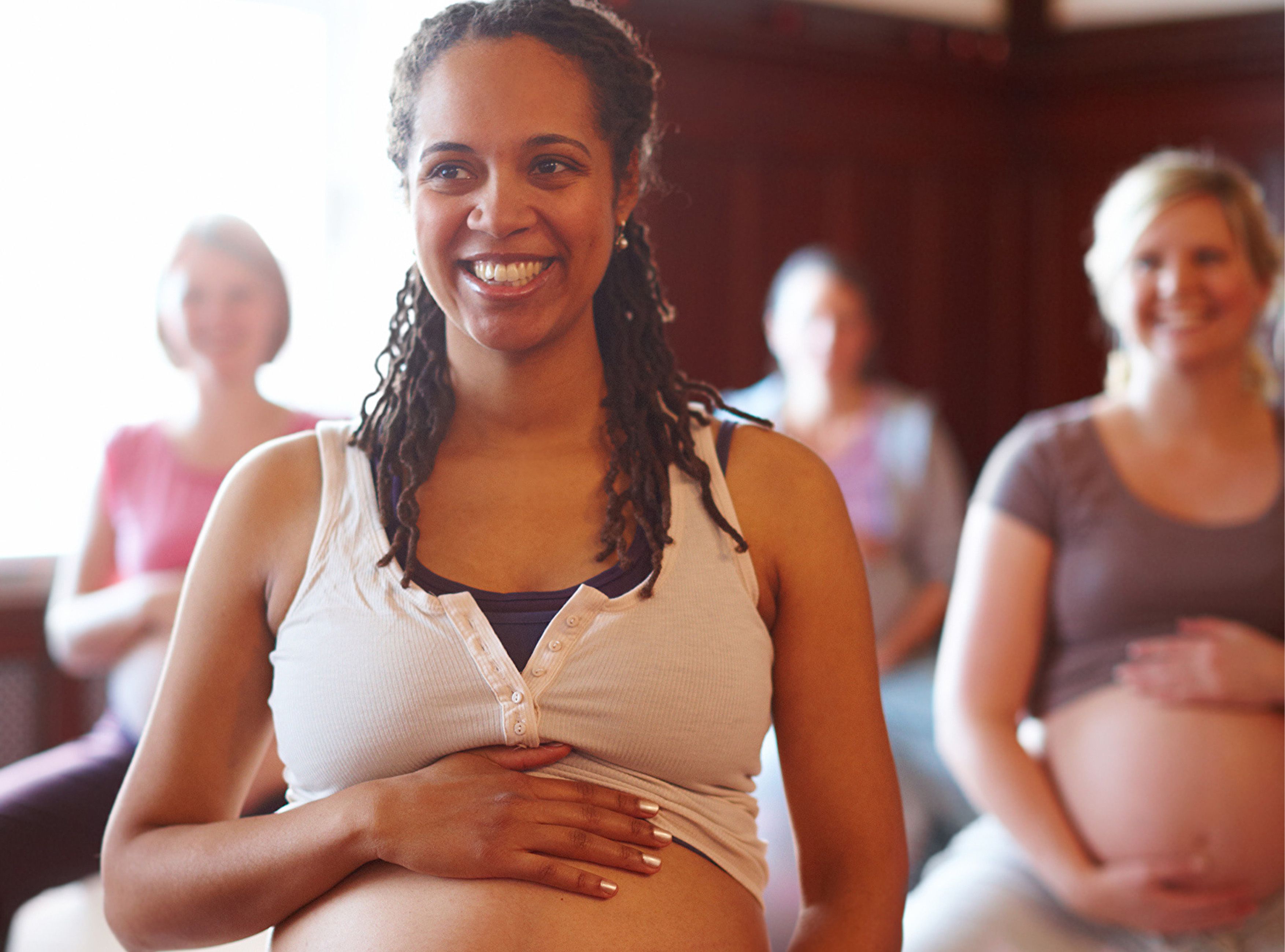 Eine glückliche Frau in ihrer Sportgruppe 
