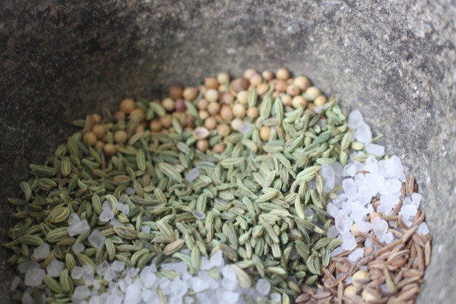 Salz und Gewürze für ein Sauerteigbrot