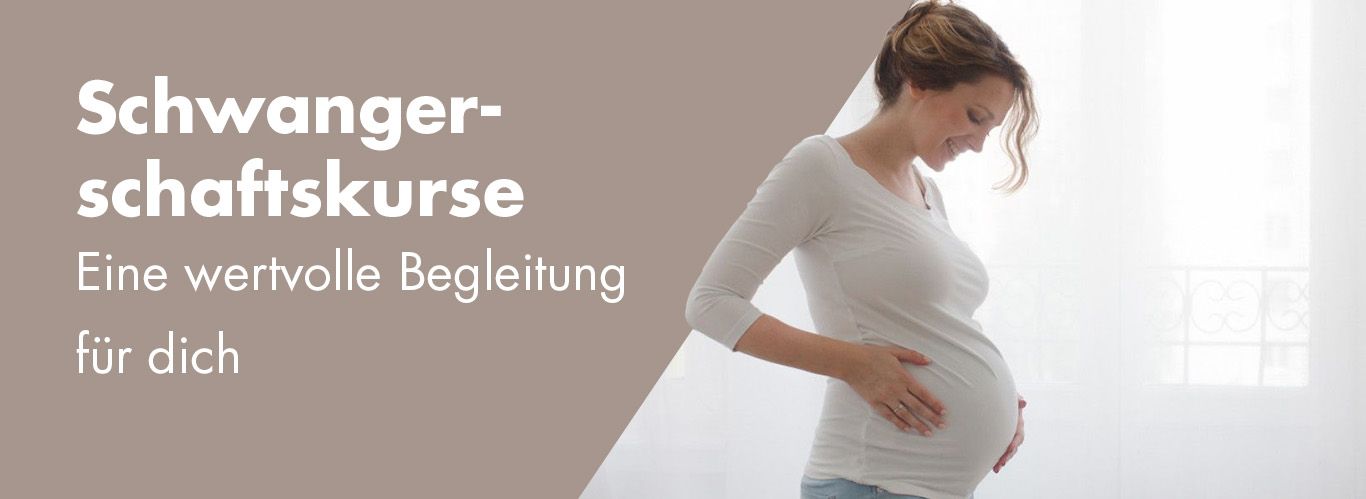 Schwangere hält ihren Bauch und ist voller Vorfreude