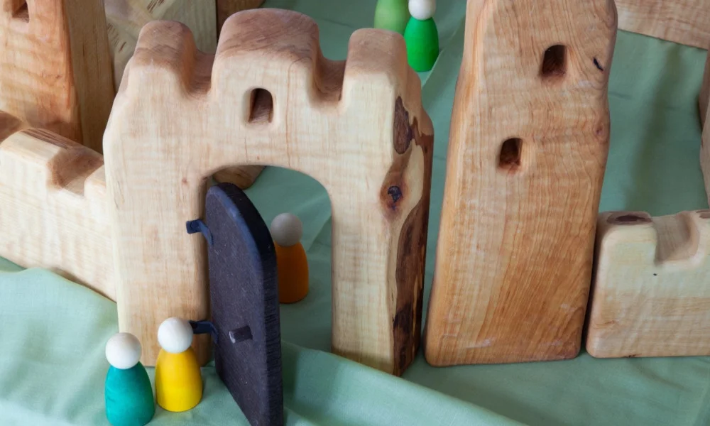 Ritterburg zum Spielen aus unbehandeltem Holz