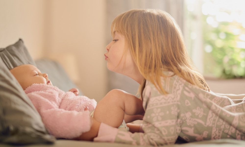 Große Schwester und ein Baby