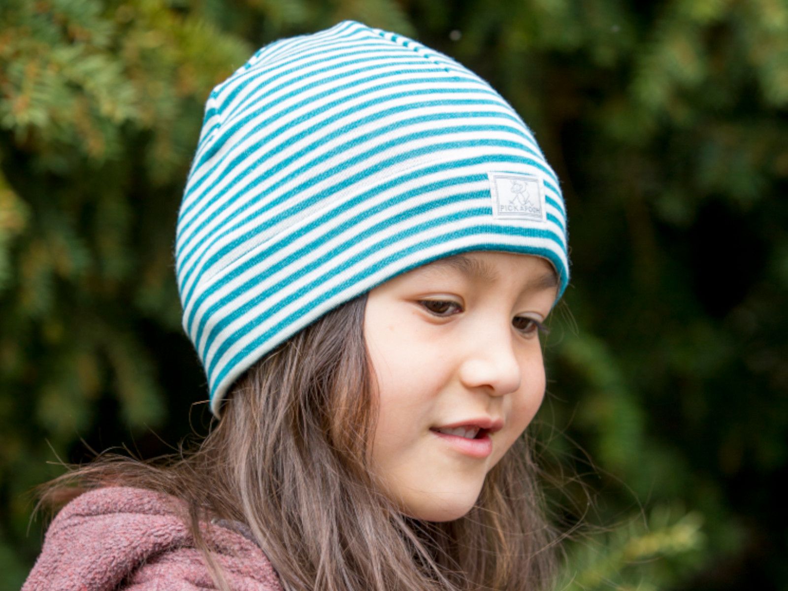 Mädchen mit Übergangsmütze