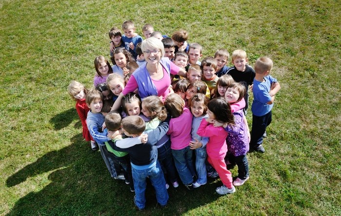 Kindergärtnerin und Kinder