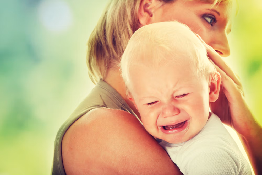 Mutter versucht Baby zu trösten