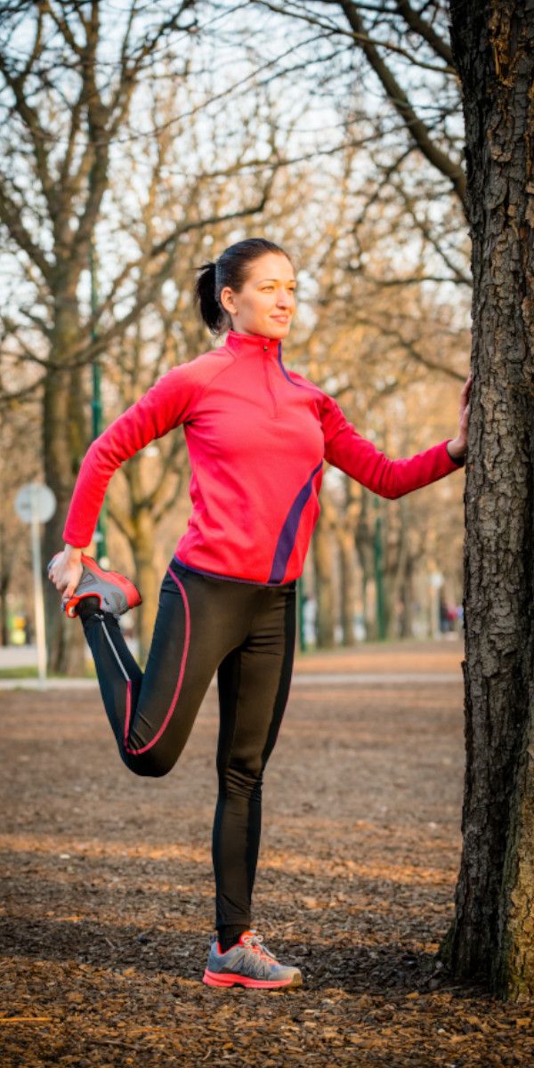 Junge Frau macht Stretching beim Sport draußen