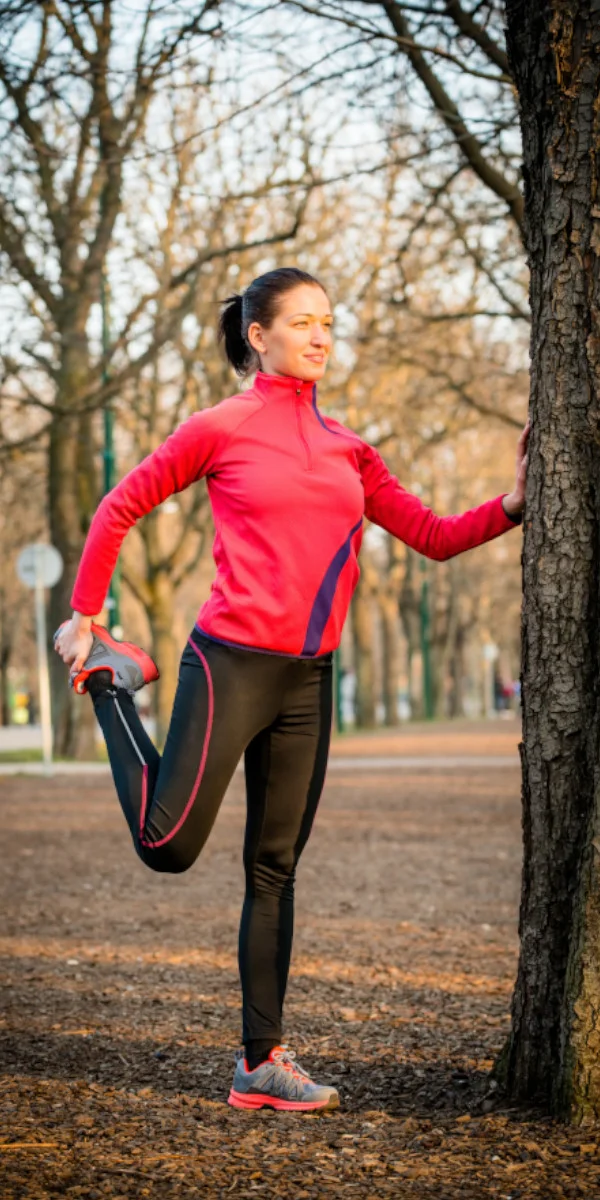 Junge Frau macht Stretching beim Sport draußen