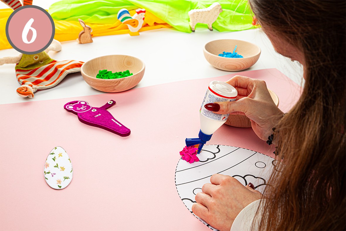 Schritt 6 Kleber wird auf das Blatt aufgetragen und Knüddelchen platziert