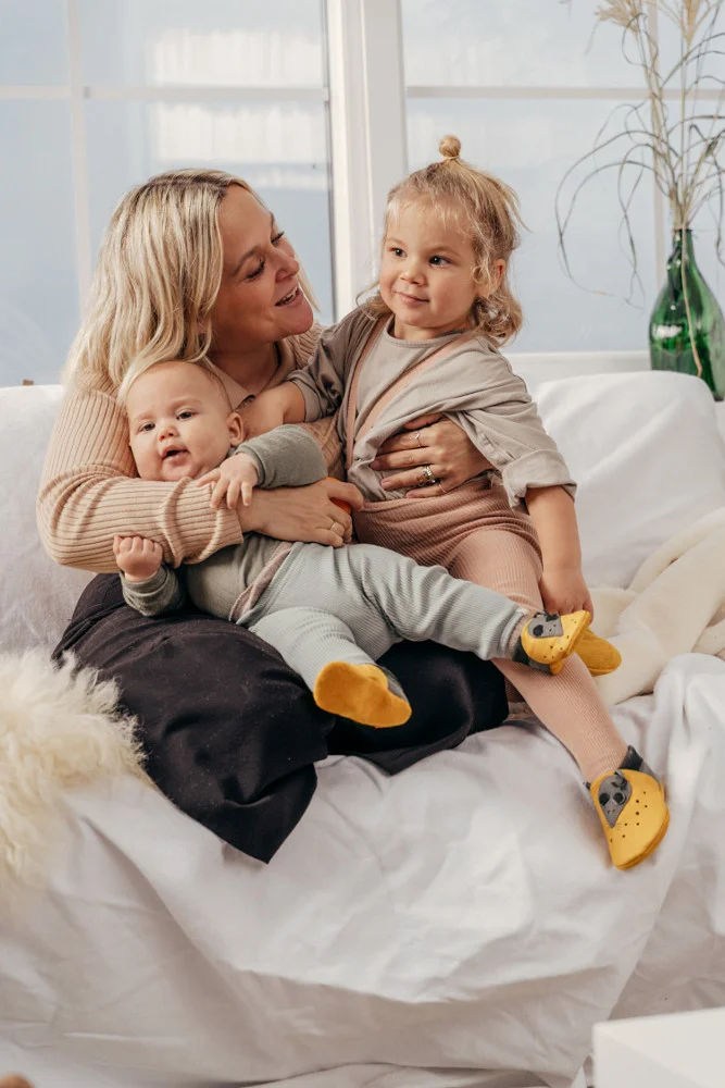 Frau mit Baby im Arm