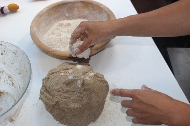 Zugabe von Mehl für einen Sauerteig.