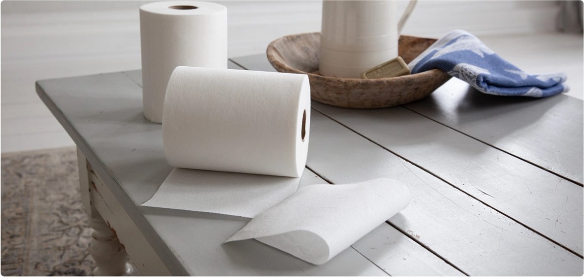 Windelvlies Rollen auf einem Tisch