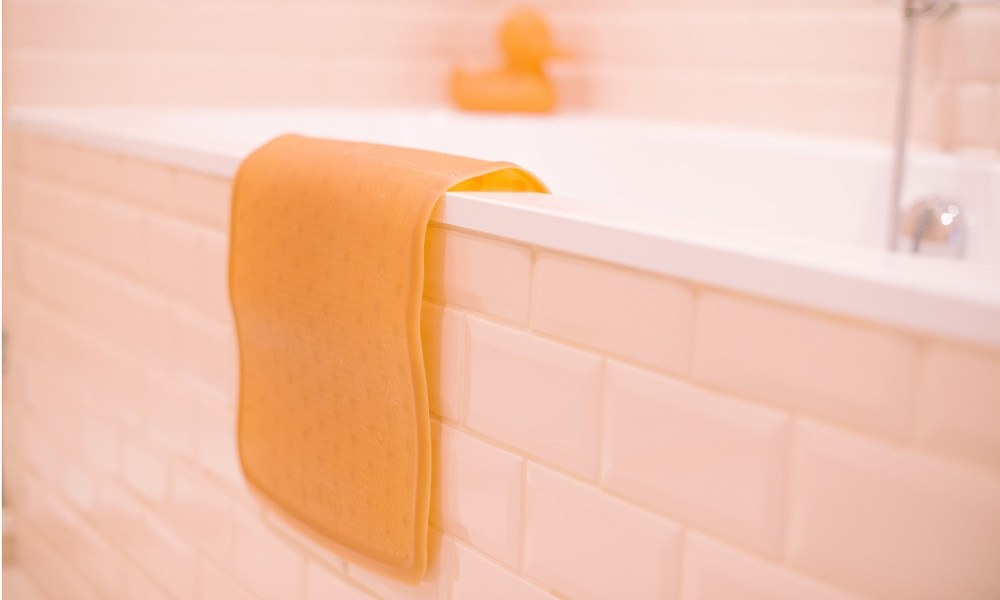 Badeente und Badematte aus Naturkautschuk im Badezimmer