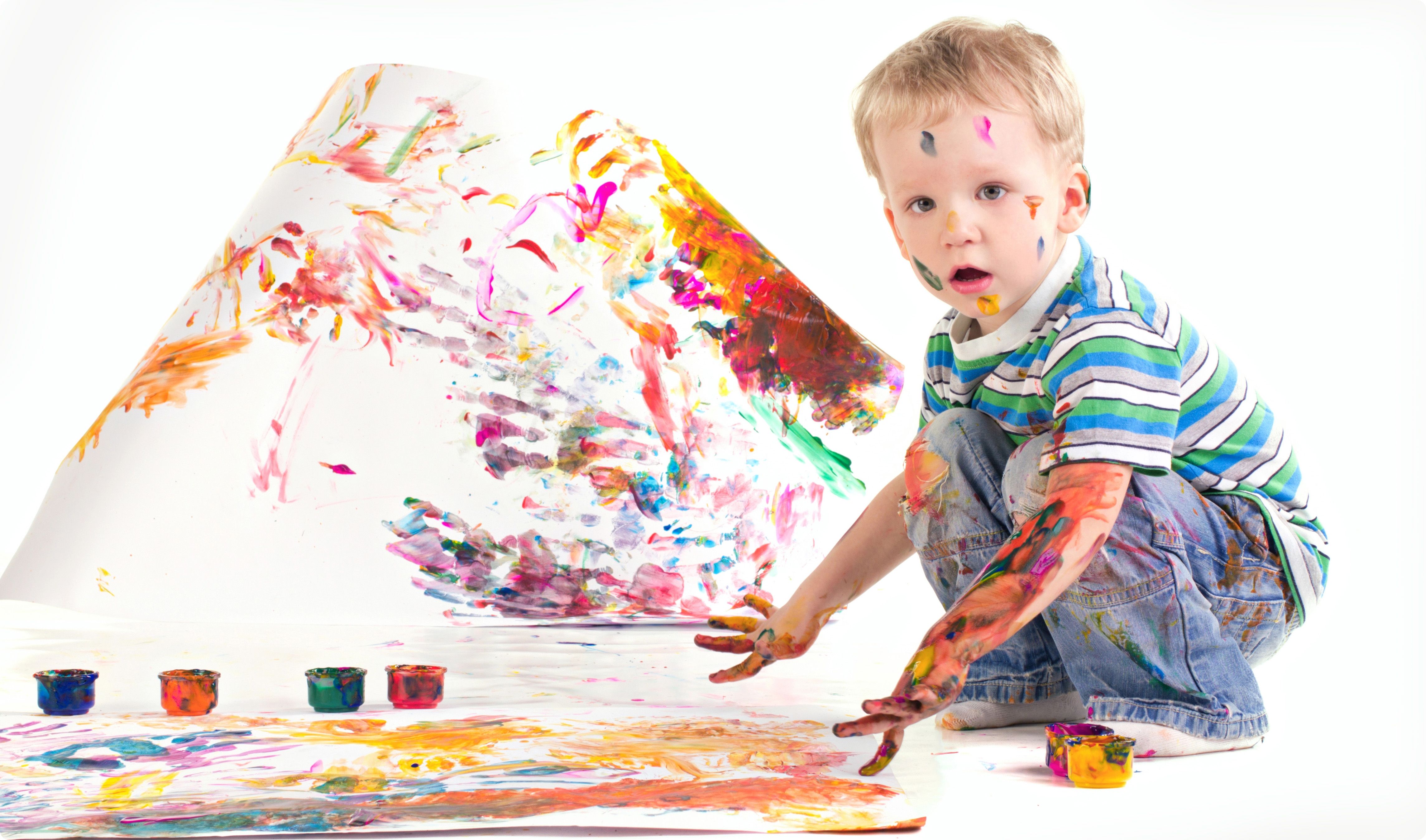 Kind mit Fingerfarben