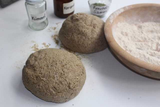 Aus einem Sauerteig wurden zwei Brotlaibe geformt
