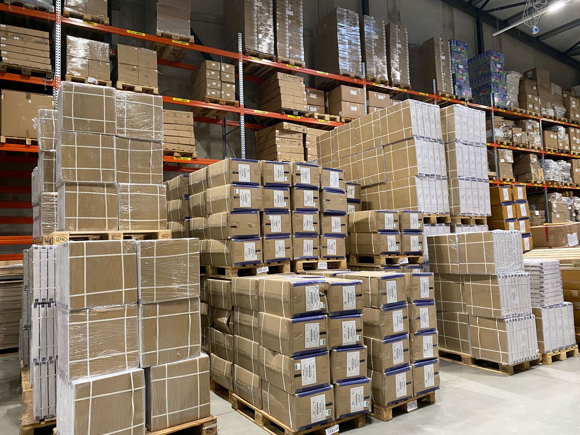 Unser Lager mit vielen Paketen und großen Regalen