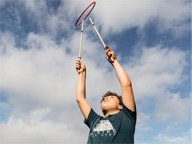 Junge spielt mit Ringwurfspiel