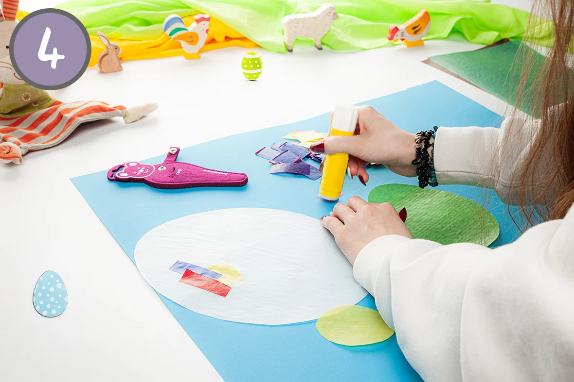 Das Krepp Papier wird auf das Ei geklebt