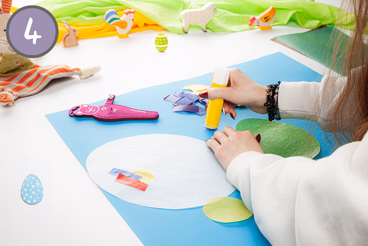 Das Krepp Papier wird auf das Ei geklebt